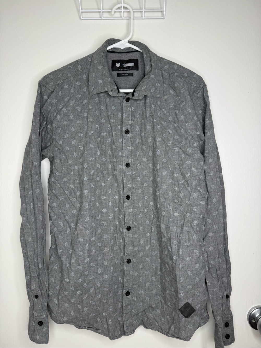 Minimum Grey Button-Down Shirt with Subtle Leaf Pattern Large